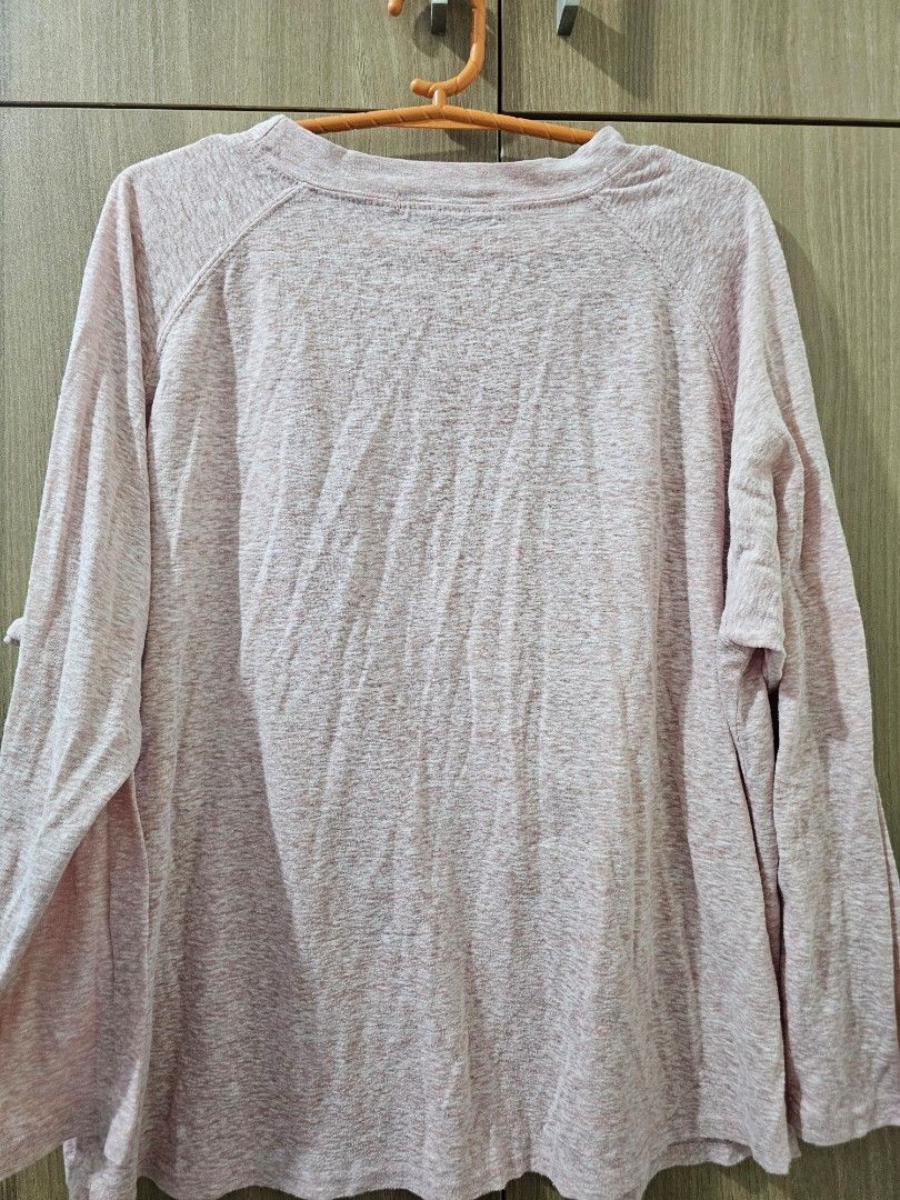 Light Pink Long Sleeve (Category: Longsleeves) located in Quezon City. Submitted by jddss (Listing ID 1401442279, Image 1). Description: Long-sleeved sweater - Light pink color - Crew neck - Relaxed fit - Comfortable and versatile - Perfect for layering - Bought sa street stall sa Korea Free for purchases of at least Php100 😊.