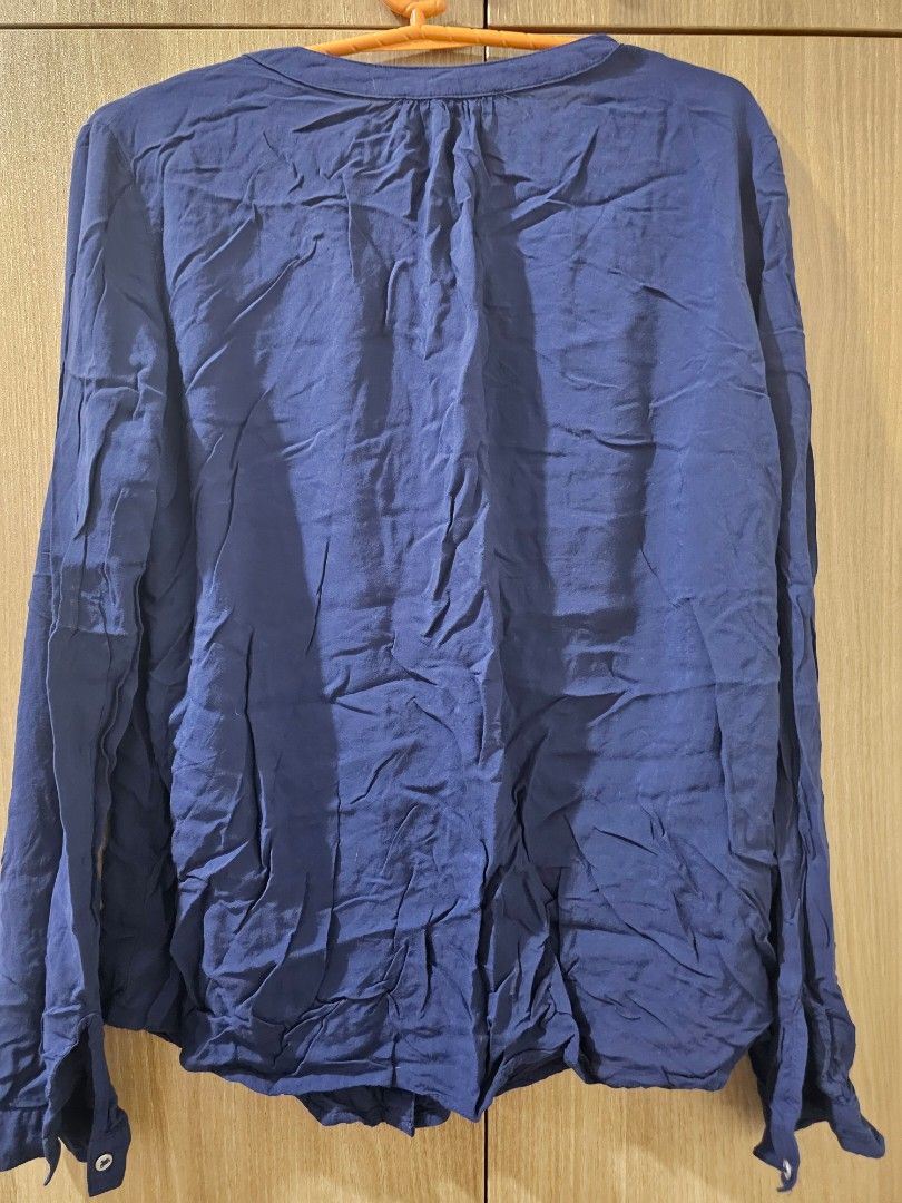 Mango Navy/Dark Blue Long Sleeve (Category: Longsleeves) located in Mandaluyong City. Submitted by jddss (Listing ID 1401451860, Image 2). Description: Mango long sleeve shirt - Color: Navy/Dark Blue - Size: XS - Light material, needs inner shirt - Made in Vietnam - RFS: Di na kasya 🥲 Please feel free to message for inquiries! 😊 .