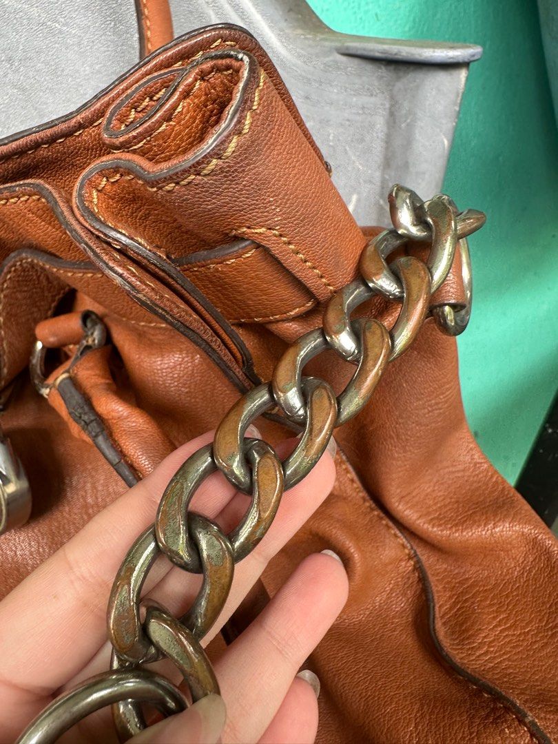 Michael Kors Hamilton Leather Bag (Category: Luxury Bags & Wallets) located in Quezon City. Submitted by buttercup_114 (Listing ID 1401372746, Image 3). Description: -Faded chain strap -Pen marks on the inside -.