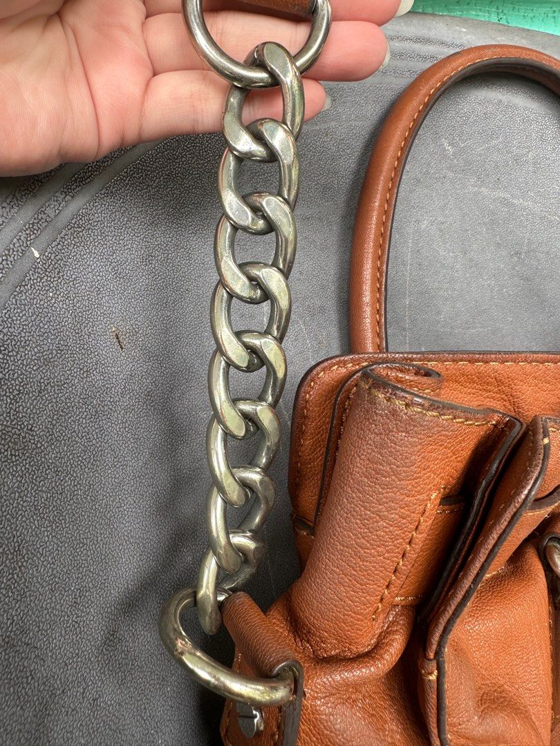 Michael Kors Hamilton Leather Bag (Category: Luxury Bags & Wallets) located in Quezon City. Submitted by buttercup_114 (Listing ID 1401372746, Image 2). Description: -Faded chain strap -Pen marks on the inside -.