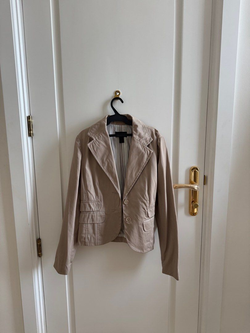 Mango Casual Sportswear Blazer - Size S (Category: Coats, Jackets and Outerwear) located in San Fernando. Submitted by endtrends (Listing ID 1401434779, Image 1). Description: Mango Vest - RFS no longer need Helping tags: Zara Bershka Cotton On Araw Miu Carino Mango.