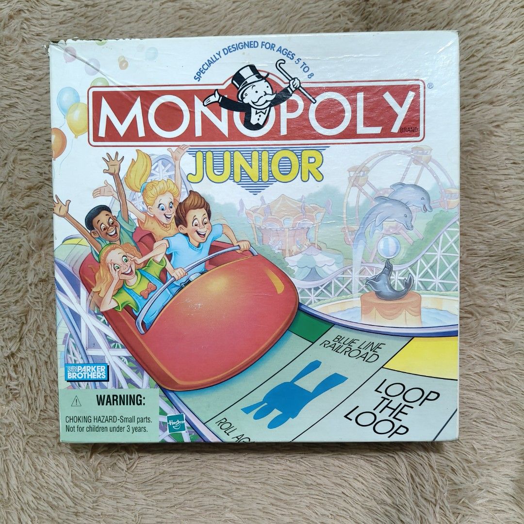 Monopoly Junior Board Game (Category: Board Games & Puzzles) located in Pasay City. Submitted by stellaris.finds (Listing ID 1401434781, Image 1). Description: Monopoly Junior Board Game 🌷 Ages 5 to 8 2-4 players INCLUSIONS: •Box •24 'Chance' Cards •4 Car Movers •1 Die •52 Plastic Houses •Play Money Details: 🪷 From US 🪷Condi: Box is damaged, not sure if pieces are complete 🪷 Preloved, please manage your expectations 📌 Loc: PASAY CITY 💸MOP: 