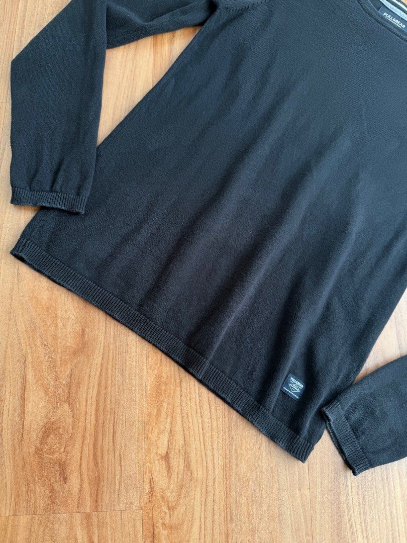 Pull&Bear Knitted Pullover (Category: Hoodies) located in Kajang. Submitted by sofea287 (Listing ID 1401369435, Image 2). Description: - mens knitted longsleeve pullover - black colour - crew neck - 100% cotton - jarang pakai Shoulder 16 Pit 18.5 Sleeves 28.5 Length 27.