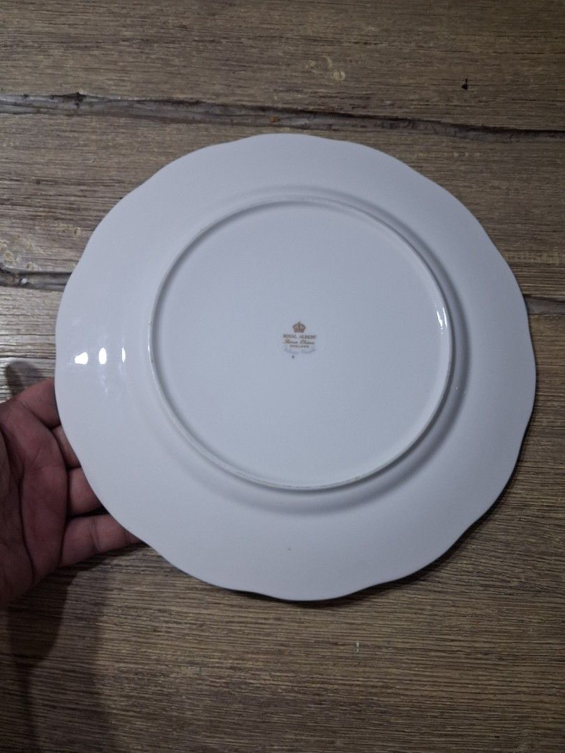 Royal Albert Silver Maple dinner plate (Category: Dinnerware & Cutlery) located in Pasig City. Submitted by singledadreseller (Listing ID 1401484134, Image 2). Description: Royal Albert Silver Maple dinner plate Bone china made in england in very good condition 7pcs available 1.7k ea.