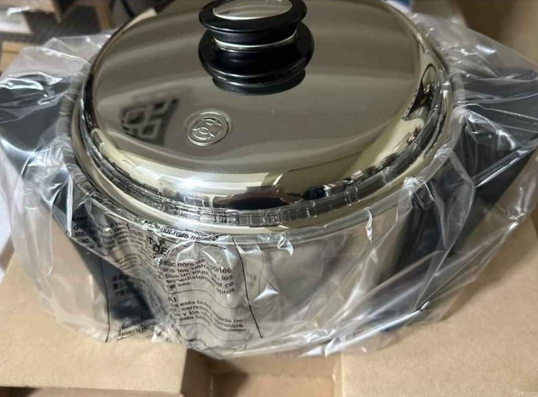 Saladmaster 5 Qt. Multi-Purpose Oil Core Cooker (Category: Cookers) located in Pasig City. Submitted by authentictin (Listing ID 1401453006, Image 2). Description: - Brand new Saladmaster 5 Qt. (4.7L) electric cooker - Multi-purpose oil core - Includes temperature control - Still in original packaging with box.