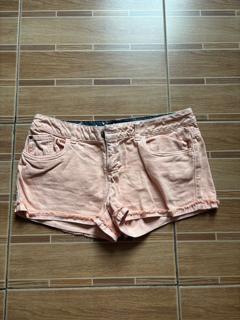 Salmon O’Neill shorts (Category: Shorts) located in Makati City. Submitted by geministyle (Listing ID 1401386611, Image 1). Description: Salmon colored shorts from surf brand O’Neill. 99% cotton. Size medium - see size chart photo.