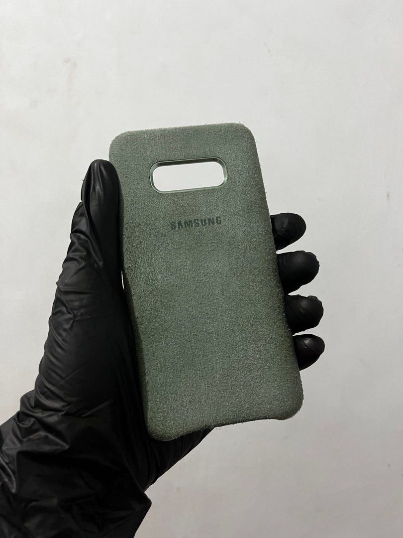 Samsung Galaxy S10e Cases (Category: Cases & Sleeves) located in Quezon City. Submitted by migz23 (Listing ID 1401515808, Image 2). Description: #1 Case - Original Samsung Galaxy Alcantara Case(Green Suede) - 300 #2 Case - Black Silicon Case w/ suede inner for protection - 100 #3 Case - Transparent Matte Hard Case - 100 #4 Case - Black Silicon Case - FREE #5 Case - Original Samsung Inclusion Case - FREE(cracks) TAKE ALL - 500 RFS: Nakatambak nlng
