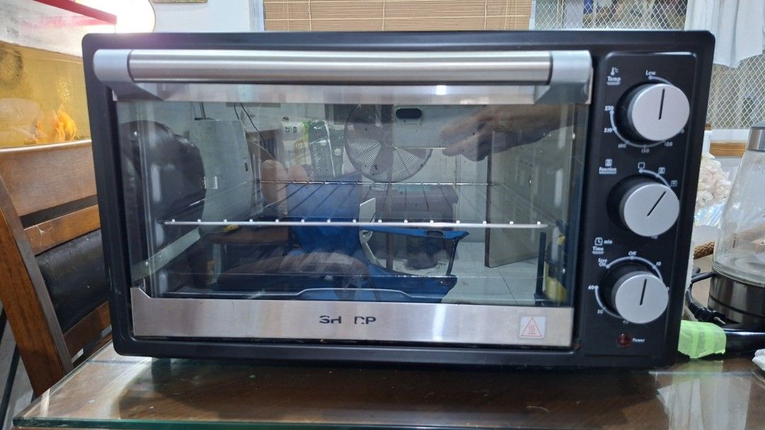Sharp Oven (Category: Ovens & Toasters) located in Taguig. Submitted by oishibrownshishi (Listing ID 1401514850, Image 3). Description: - Sharp oven - Stainless steel handle and control knobs - Glass door - Includes rack - In good working condition.