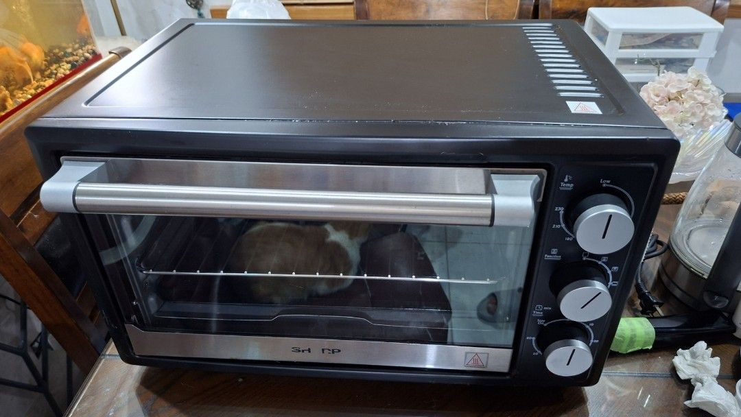 Sharp Oven (Category: Ovens & Toasters) located in Taguig. Submitted by oishibrownshishi (Listing ID 1401514850, Image 2). Description: - Sharp oven - Stainless steel handle and control knobs - Glass door - Includes rack - In good working condition.