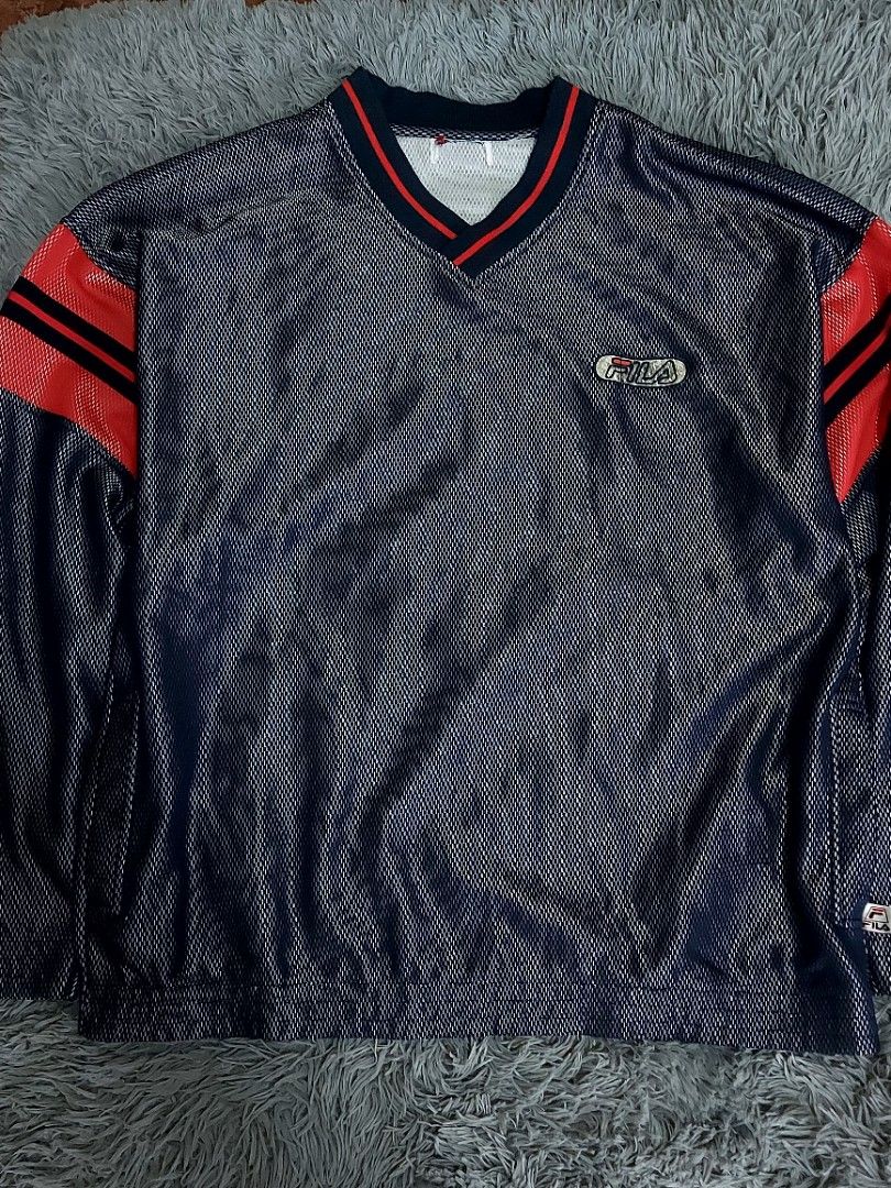 VINTAGE FILA SWEATER (Category: Activewear) located in San Pedro. Submitted by identithingz (Listing ID 1401374111, Image 1). Description: CUT NECK TAG ONLY AUTHENTICITY IS GUARANTEED .