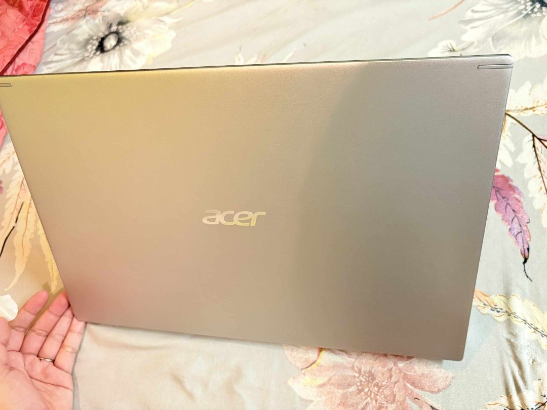 Acer Aspire Laptop (Category: Laptops & Notebooks) located in Mandaluyong City. Submitted by ladynymeria (Listing ID 1396299713, Image 1). Description: Complete with box and original charger -Acer Aspire laptop -no issue - Silver finish, slight scratches - all working keyboard Needs immediate fund price is nego.