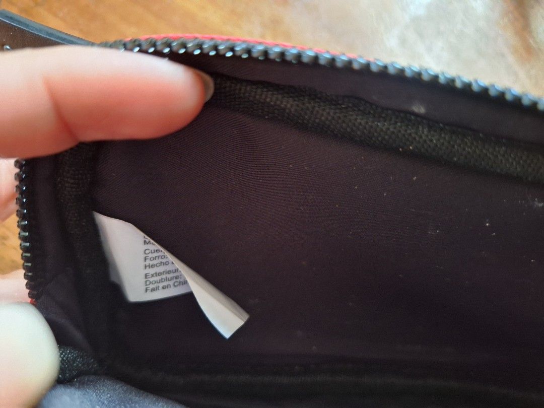Authentic DKNY belt bag (Category: Luxury Bags & Wallets) located in San Pedro. Submitted by sarah_collections (Listing ID 1396353067, Image 3). Description: Personal preloved used 3x only bought in the US leather belt can be use separately for pants or shorts rfs: not fond of belt bags.