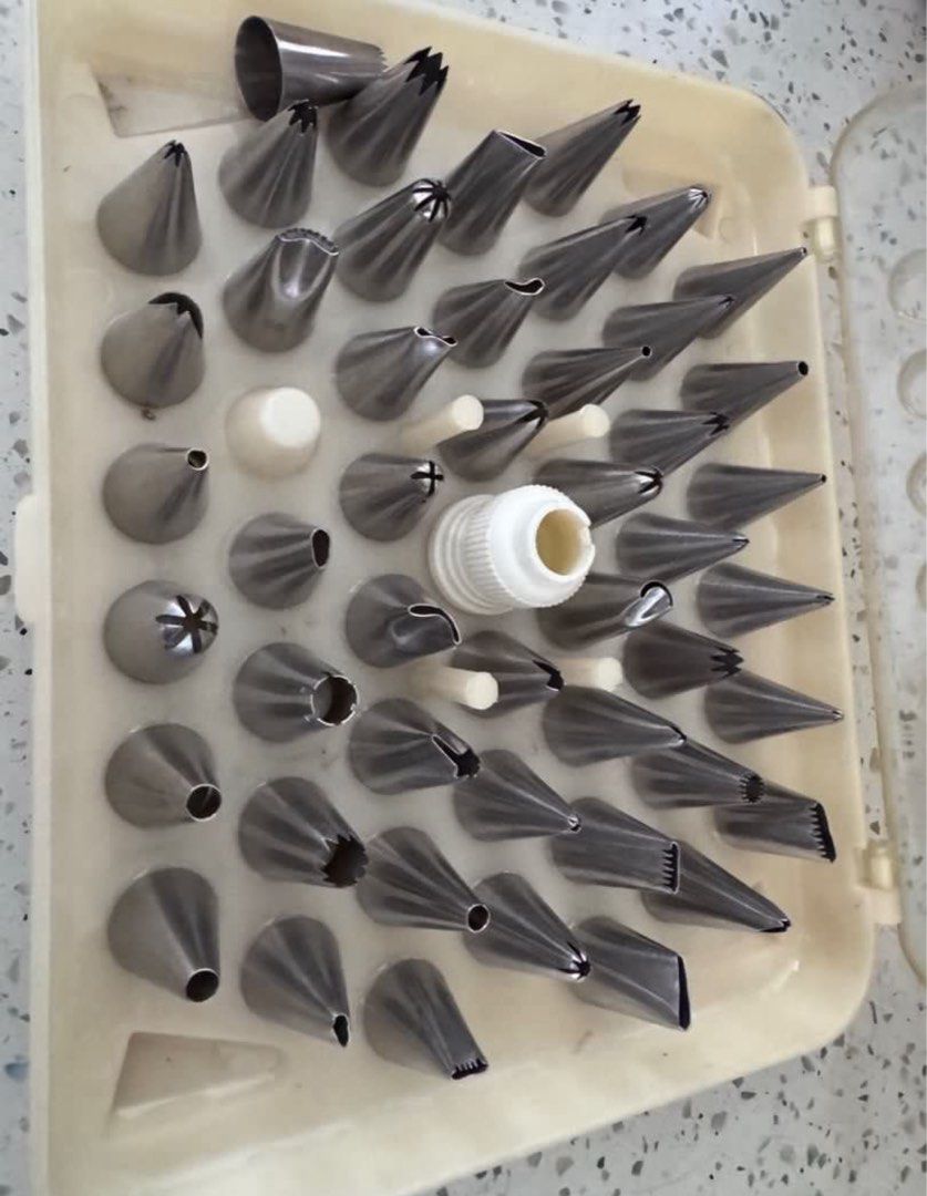 Cake icing piping tips small decorating (Category: Bakeware) located in Quezon City. Submitted by prelovedsaleitems (Listing ID 1396283355, Image 1). Description: Cake baking decorations.