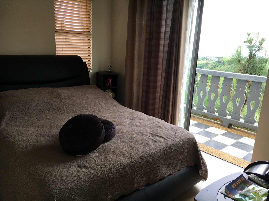 Crosswinds Tagaytay Deux Pointe Enclave (Category: House & Lot) located in Muntinlupa City. Submitted by neah.alina (Listing ID 1396396833, Image 1). Description: This one half of a duplex has rarely been used as owner is based in the US. Still, well maintained and it comes with some furnitures and appliances. It has a wide encompassing panoramic views of the flatlands of Cavite and Laguna from the master bedroom balcony. It is located in the exc