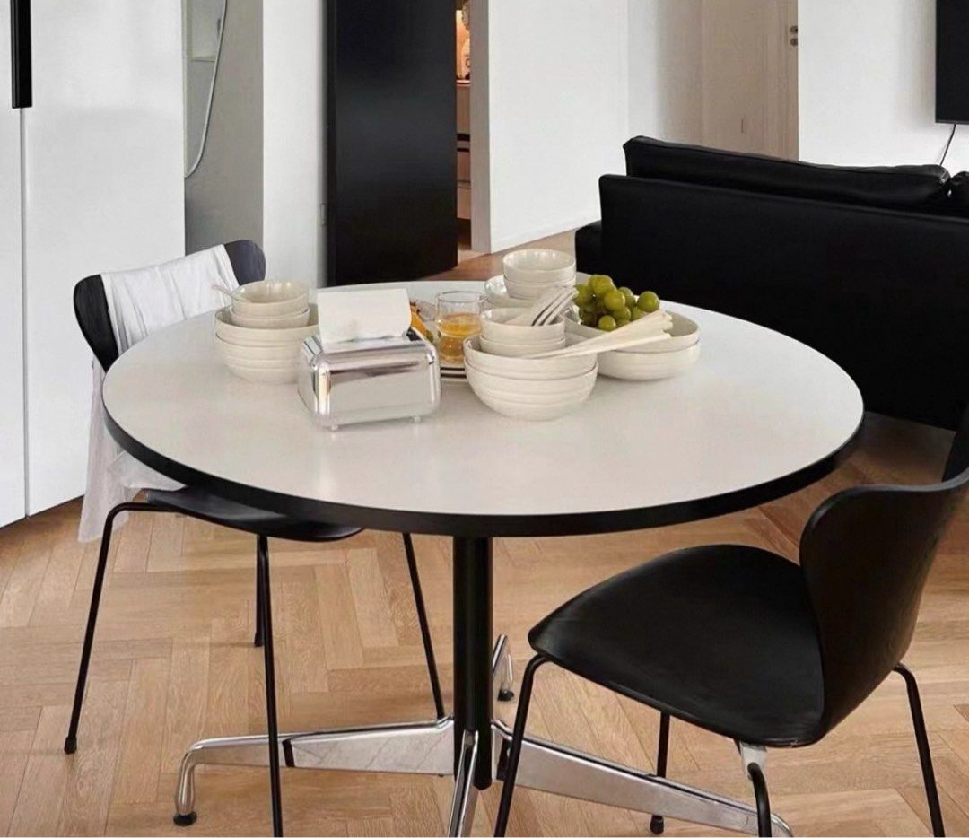 Dining Table (Category: Tables & Sets) located in Singapore. Submitted by sec0ndspark (Listing ID 1396288659, Image 2). Description: Selling a round dining table. Condition is very well kept. .