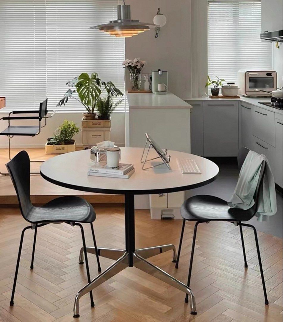 Dining Table (Category: Tables & Sets) located in Singapore. Submitted by sec0ndspark (Listing ID 1396288659, Image 1). Description: Selling a round dining table. Condition is very well kept. .