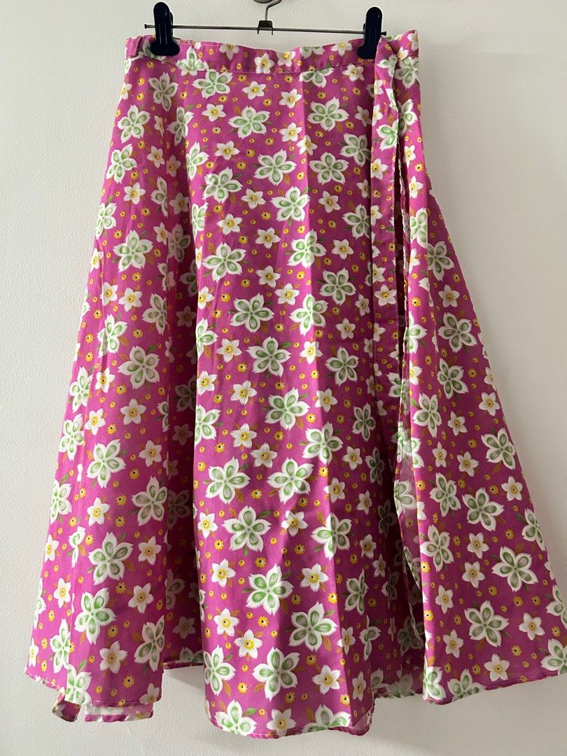 Filipiniana skirt (Category: Skirts) located in Paranaque City. Submitted by nicolelagleva (Listing ID 1396424922, Image 1). Description: .