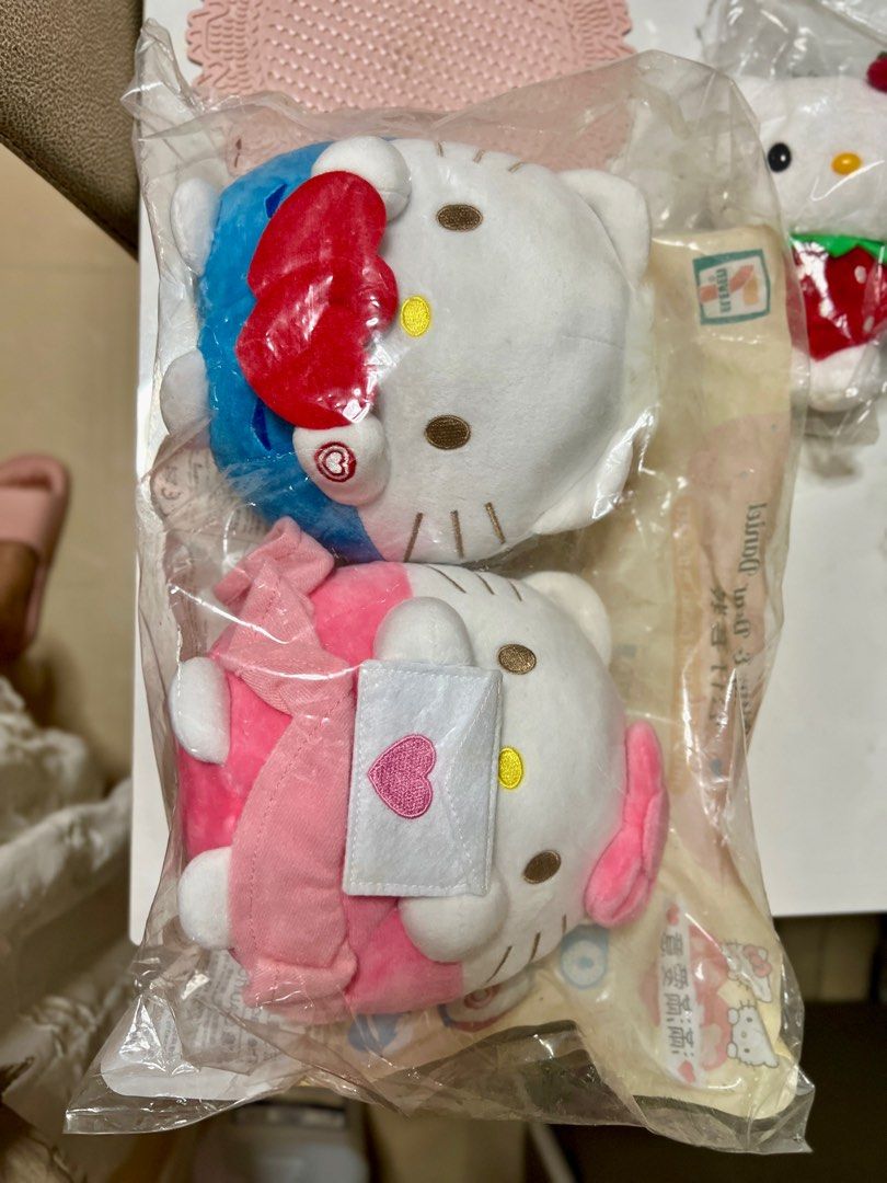 絕版收藏！Hello Kitty × 7-11 情侶公仔 （分類：動漫角色周邊）位於 Hong Kong。 由 babahahay 提交（商品編號 1396413892，圖片 1）。簡介： 絕版收藏，Hello Kitty & dear Daniel情侶公仔，膠袋全新未拆，保存良好 可以地鐵沿線交收。