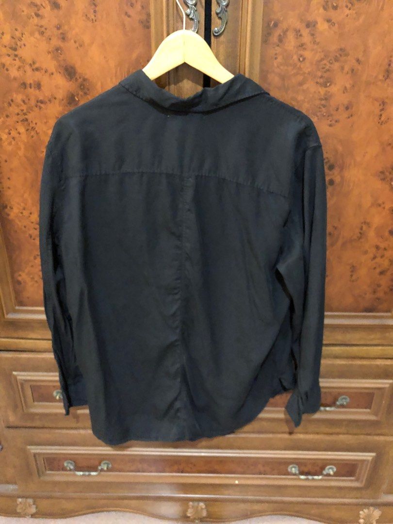 H&M L.O.G.G. Black Polo (Category: Longsleeves) located in Davao. Submitted by stylecircuit (Listing ID 1396413053, Image 3). Description: - H&M L.O.G.G. Black Shirt - Collared neckline - Button-down closure - Two front pockets - Long sleeves - Size: EUR 40, US 10, CA 10, CN 170/92A - Lightweight material.