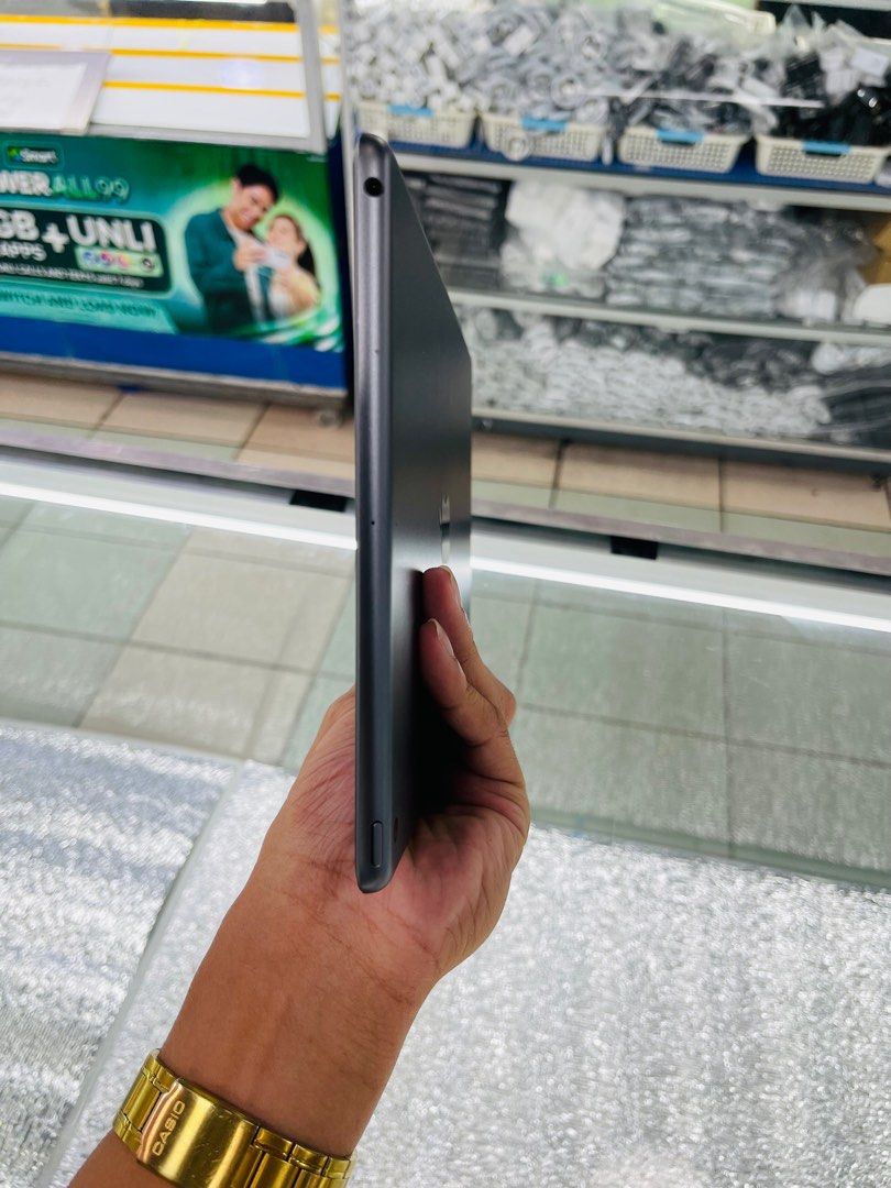 ipad (7th Generation) 32GB (Category: iPad) located in Manila. Submitted by oddlion-e6f6 (Listing ID 1396338286, Image 2). Description: For sale❗️❗️❗️ ipad (7th Generation) 32GB SSD ipadOS Version 17.6.1 Space Gray Wiffi Only inclusion: Unit, Clear Case, Temperd, Charger All Goods & Tested No issue or Dent & No History Of Repair Price: 7,500 Negotiable We Acept COD or COP (Add Shipping only) We ship Luzon, Visayas, Mindanao Nationwide We Accept P