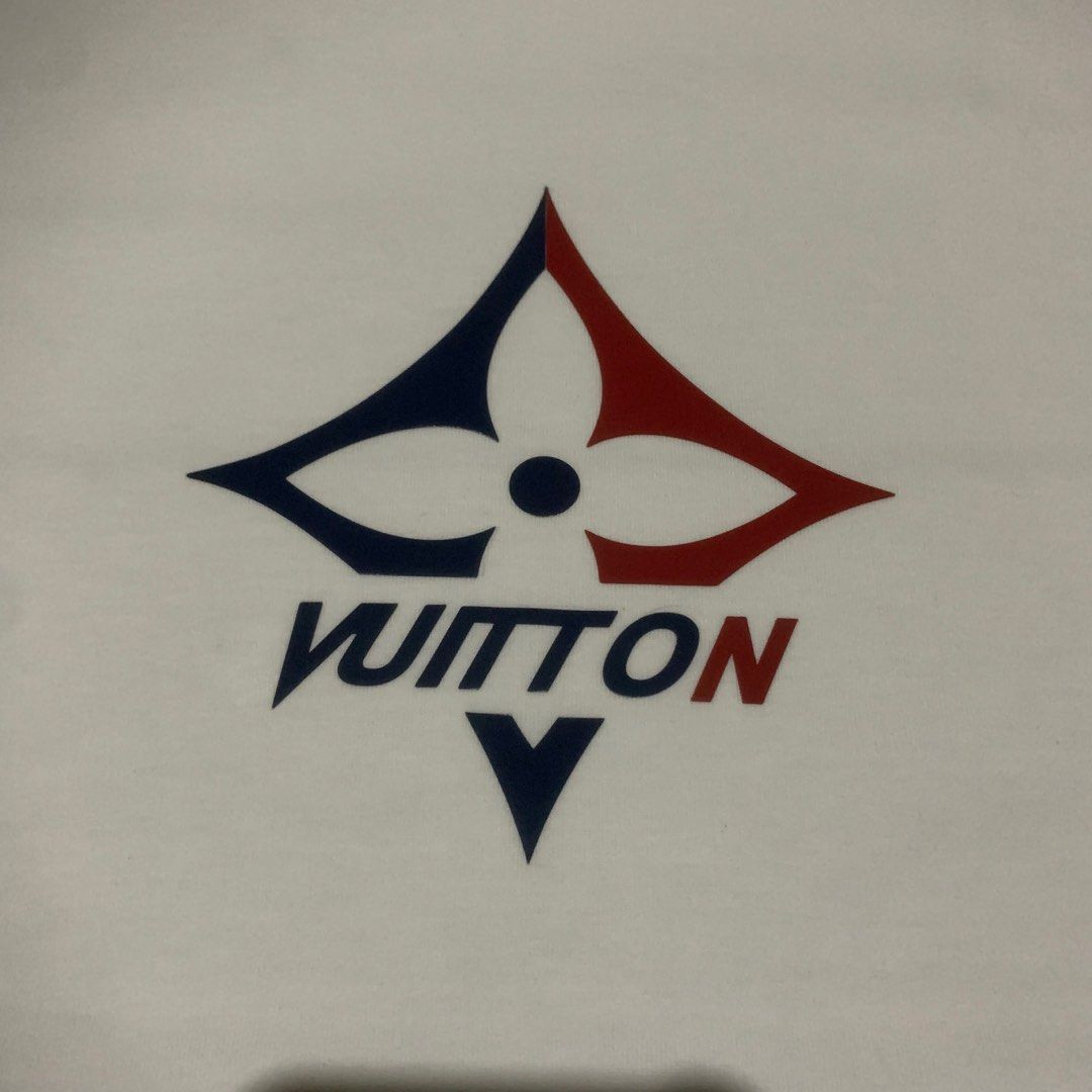 LOUIS VUITTON CENTER LOGO TEE (Category: Luxury Apparel) located in Manila. Submitted by scarlett_hope (Listing ID 1396460705, Image 2). Description: L* V CENTER LOGO TEE L: 27.5 W: 21.5 COLOR RATE: 10/10 CONDITION: AS NEW.