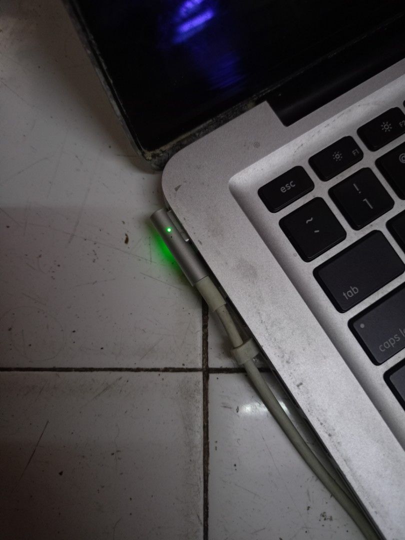 Magsafe adaptor (Category: Electrical, Adaptors & Sockets) located in Manila. Submitted by raymund2501 (Listing ID 1384924608, Image 2). Description: for sale magsafe 85w working po.
