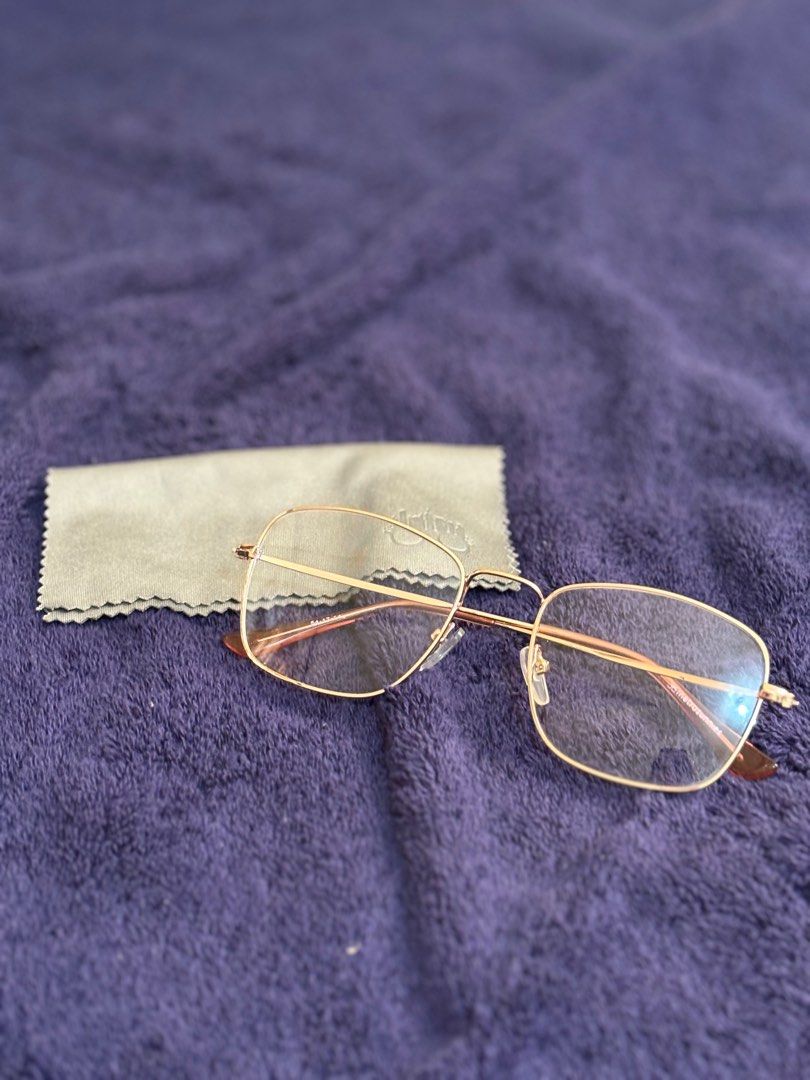 MetroSunnies Eyeglasses (Category: Sunglasses & Eyewear) located in Bayambang. Submitted by elle.declutter (Listing ID 1396357886, Image 3). Description: - MetroSunnies eyeglasses - Rose gold square frame - Clear lenses/removable lenses - Includes cleaning cloth - no original box (but still can provide).