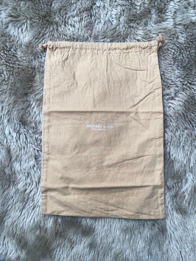 (5% off)❣️ Michael Kors Dust Bag (Category: Luxury Bags & Wallets) located in Manila. Submitted by avathriftedcloset (Listing ID 1396444930, Image 1). Description: - Authentic Michael Kors dust bag - Beige drawstring bag - Features the Michael Kors Collection logo - Made of soft fabric - Ideal for storing and protecting handbags and accessories.