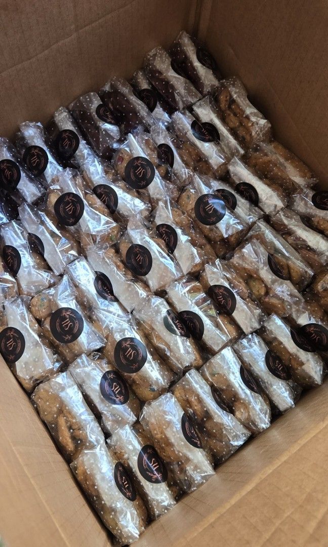 Mini Packets (Category: Homemade Bakes) located in Singapore. Submitted by nscrazes (Listing ID 1396417313, Image 4). Description: Mini Cookie Packets – Bite-sized happiness in every pack! 🥰 Perfect for events, birthdays, doorgifts, or simply as a sweet little surprise for someone you care about. Freshly baked, full of love, and always a joy to share. Minimum 10 packets $3 each. 10-15pcs per packet. Flavours: chocolate chip m&m red velvet cornfl