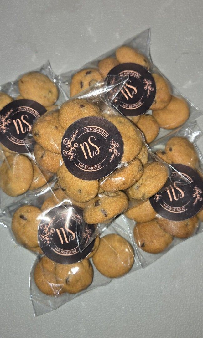 Mini Packets (Category: Homemade Bakes) located in Singapore. Submitted by nscrazes (Listing ID 1396417313, Image 1). Description: Mini Cookie Packets – Bite-sized happiness in every pack! 🥰 Perfect for events, birthdays, doorgifts, or simply as a sweet little surprise for someone you care about. Freshly baked, full of love, and always a joy to share. Minimum 10 packets $3 each. 10-15pcs per packet. Flavours: chocolate chip m&m red velvet cornfl