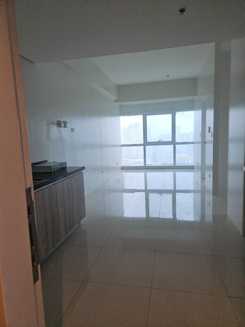 Modern 2BR Corner Unit in 100 West Makati | With Balcony ✨ (Category: Apartments & Condos) located in Pasig City. Submitted by ortigasrealestatecom.co (Listing ID 1396295542, Image 3). Description: ✨ Modern 2BR Corner Unit in 100 West Makati | With Balcony ✨ 📍 100 West Makati, Sen. Gil Puyat Ave. corner Washington St., Makati City Prime location with easy access to: Ayala Avenue CBD (5 mins) Makati Medical Center (5 mins) Greenbelt & Glorietta M