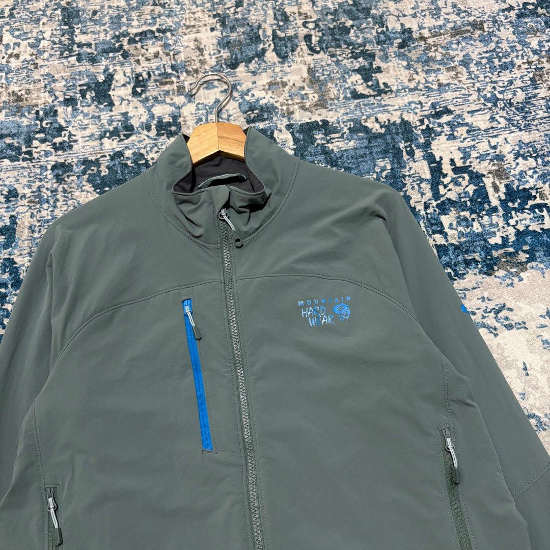 Mountain Hardware softshell jacket (Category: Coats, Jackets and Outerwear) located in Sungai Petani. Submitted by triplethrift_ (Listing ID 1396469043, Image 2). Description: 9.5/10.