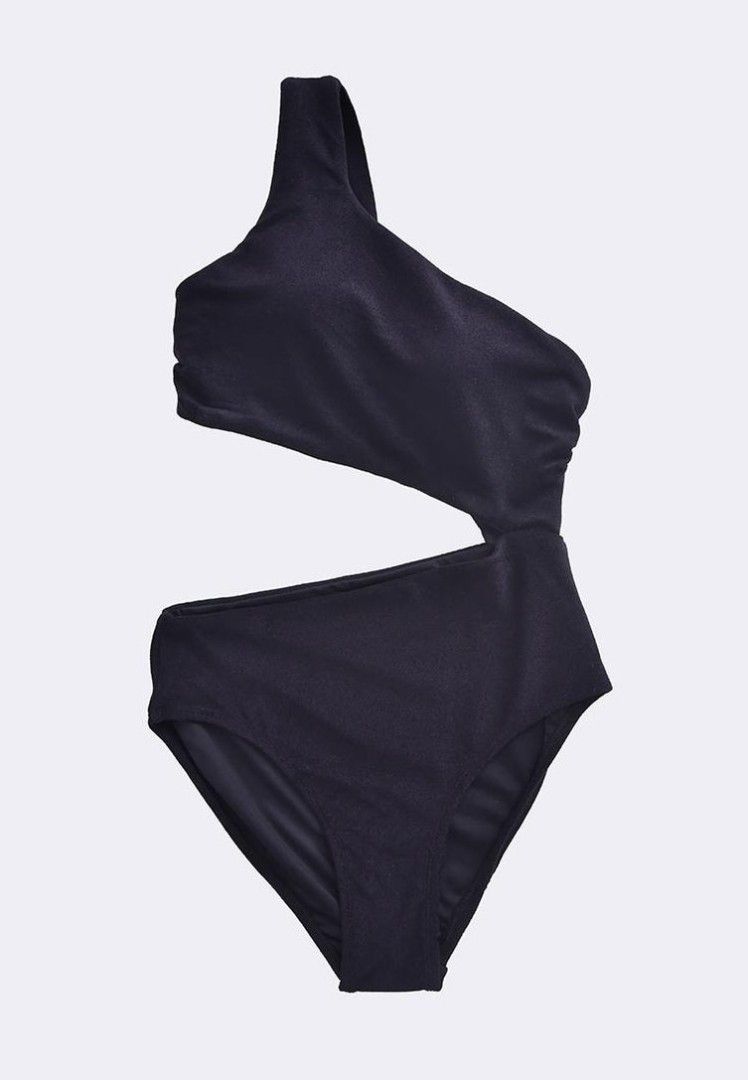 One piece black swimsuit (Category: Bikinis & Swimsuits) located in Quezon City. Submitted by yannsii06 (Listing ID 1396346572, Image 1). Description: forgot to bring sa vacation, parang brand new pa. I only worn it to try if kasya ‼️still negotiable for real buyers.