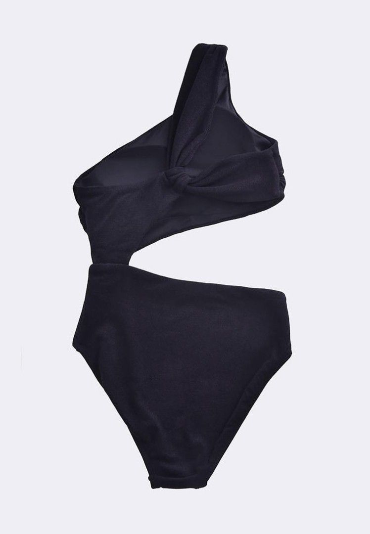 One piece black swimsuit (Category: Bikinis & Swimsuits) located in Quezon City. Submitted by yannsii06 (Listing ID 1396346572, Image 3). Description: forgot to bring sa vacation, parang brand new pa. I only worn it to try if kasya ‼️still negotiable for real buyers.