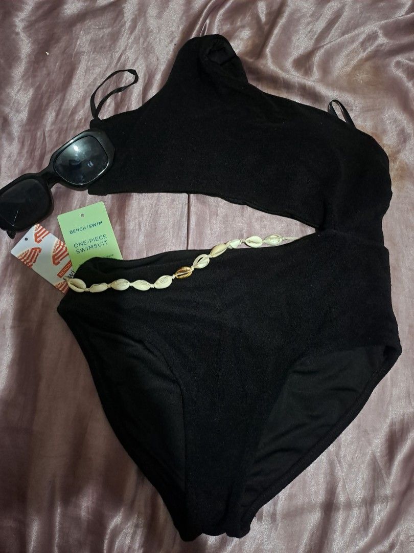 One piece black swimsuit (Category: Bikinis & Swimsuits) located in Quezon City. Submitted by yannsii06 (Listing ID 1396346572, Image 2). Description: forgot to bring sa vacation, parang brand new pa. I only worn it to try if kasya ‼️still negotiable for real buyers.