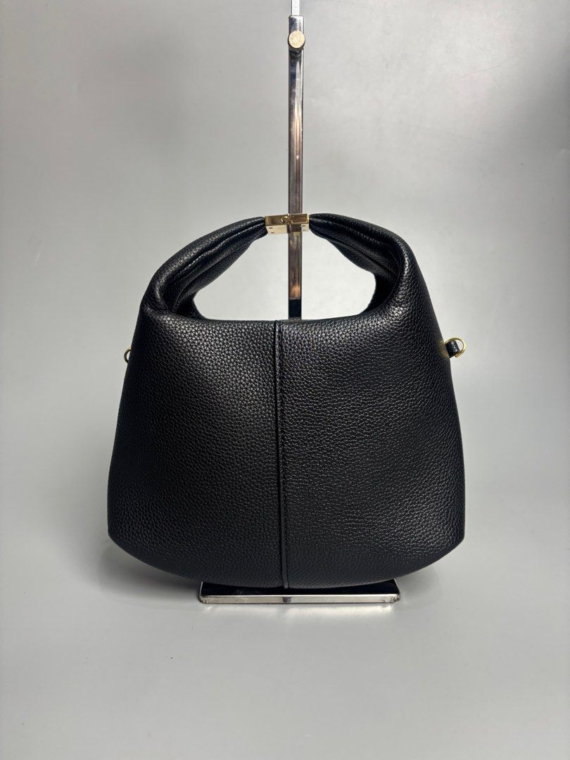 Polene Beri Textured (Category: Luxury Bags & Wallets) located in Quezon City. Submitted by lucky.purelux.ph (Listing ID 1396366296, Image 2). Description: Polene Beri Textured excellent condition no discoloration no flaws no issue MOP: gcash, bank transfer (bpi) Courier: J&T, lalamove Please view all uploaded photos before purchase you can also ask questions about the item Location: quezon city fairview Message us for more details and transactio