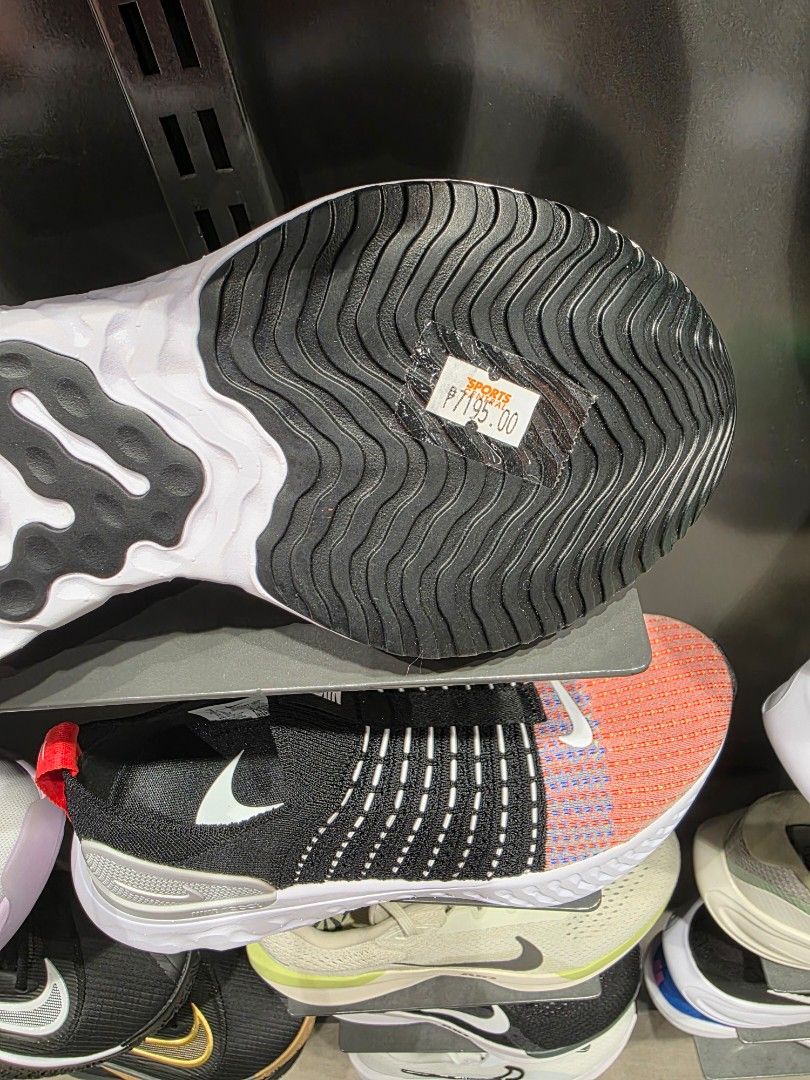 REACT PHANTOM RUN FLYKNIT 2 (Category: Sneakers) located in Marilao. Submitted by kick_oh (Listing ID 1393940192, Image 3). Description: for sale used once (10 mins lng) Nike React Phantom Run Flyknit 2 black/white/noir size 9.5 US Men (snug fit) condition: 9.7 or better, almost brand new sinuot and nilakad lng sa mall for 10 minutes. nagpalit na agad ng Crocs right after. The fit is too snug for me. No Issues, super fresh like new. very good dea