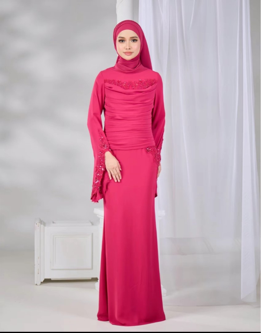 V427 Sofi Mock Wrap With Brooch S/S Dres Fushia