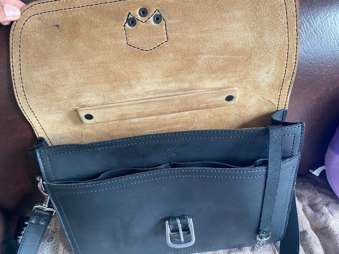 Saddleback Leather Co. Messenger Bag (Category: Briefcases) located in Batangas. Submitted by calcifer_06 (Listing ID 1396291243, Image 1). Description: Selling my saddleback leather 100yrs warranty in saddleback site .