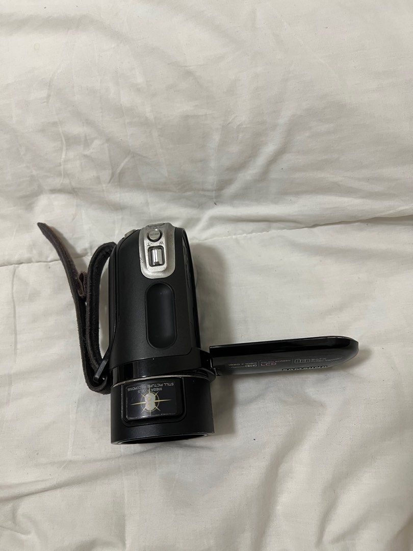 Samsung Handycam Video Camera (Category: Video Cameras) located in Antipolo. Submitted by sophsooph (Listing ID 1396364158, Image 3). Description: Selling for cheap because it is untested (I lost the battery) But there’s a good chance it’s working perfectly, I’ve had it 3 years only - it’s been stored properly but unused.