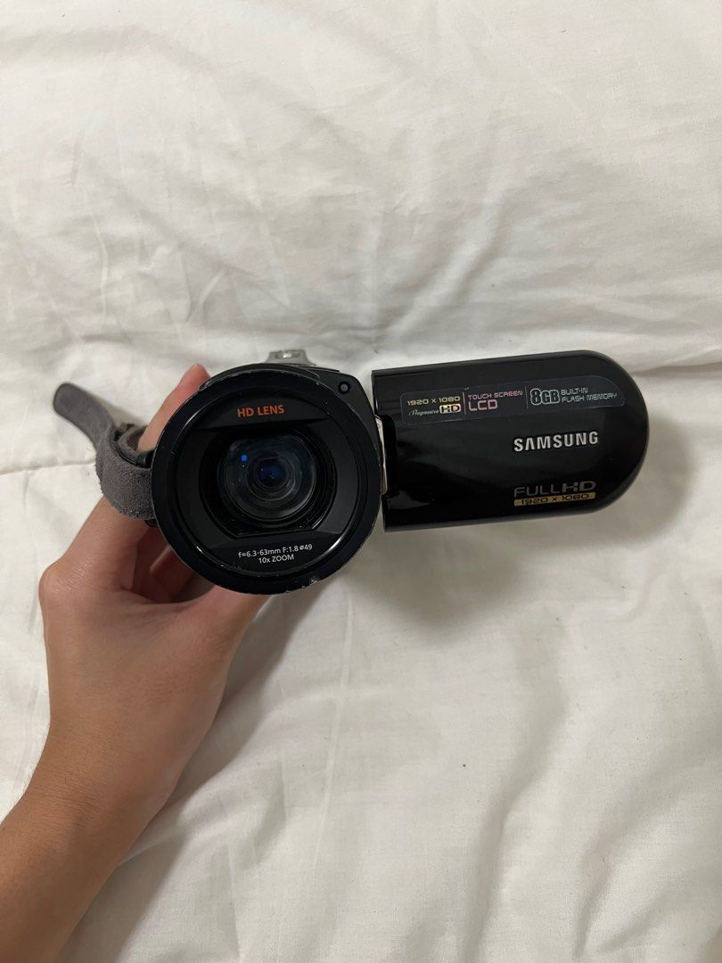 Samsung Handycam Video Camera (Category: Video Cameras) located in Antipolo. Submitted by sophsooph (Listing ID 1396364158, Image 1). Description: Selling for cheap because it is untested (I lost the battery) But there’s a good chance it’s working perfectly, I’ve had it 3 years only - it’s been stored properly but unused.