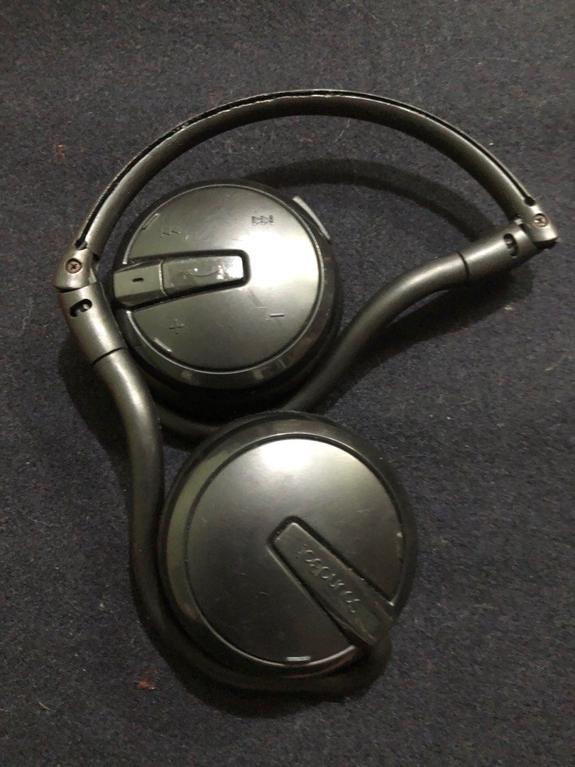 Soundbot neck hang type bluetooth headset (Category: Headphones & Headsets) located in Quezon City. Submitted by markgolveo (Listing ID 1396367995, Image 1). Description: Soundbot neck hang type bluetooth headset Tested working properly paired via our iphone, Very good clean audio output even on its compact size Foldable portable compact band Good battery life Signs of wears .