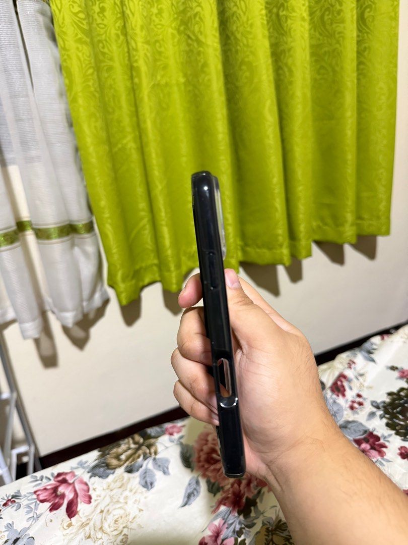Speck Presidio 16 pro max (Category: Cases & Sleeves) located in Manila. Submitted by jchristiaaaan (Listing ID 1396429320, Image 3). Description: Speck presidio for 16 pro max Issues: hairline scratches.