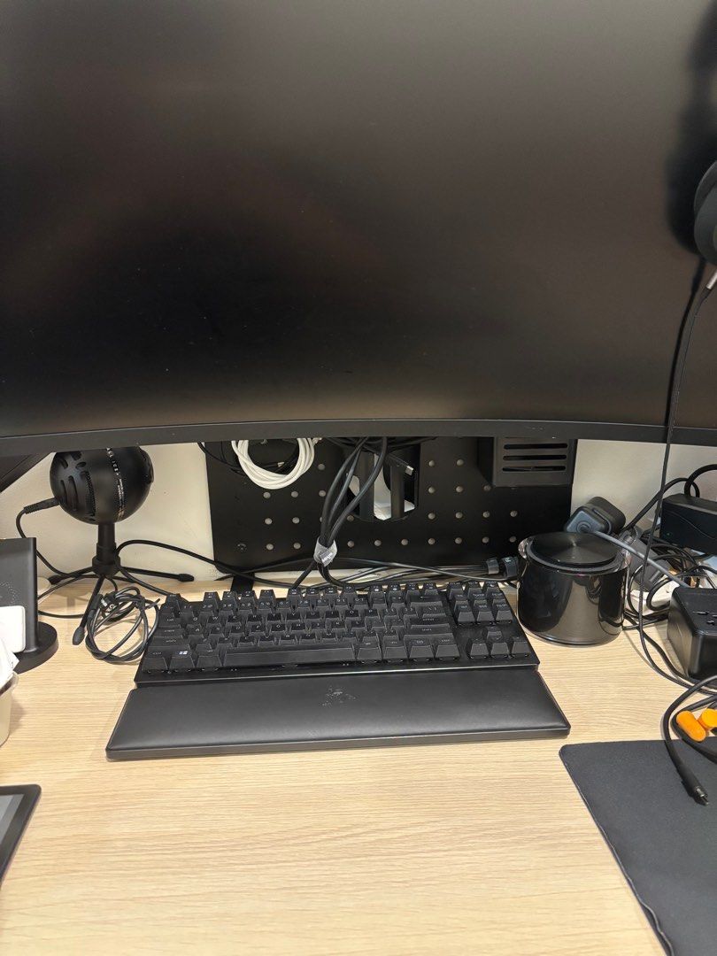 Study table 1.4mLX 0.76H (Category: Tables & Sets) located in Singapore. Submitted by ith49 (Listing ID 1389936637, Image 3). Description: Purchased 1 year ago Good condition . No visible scratch Current height: 78cm Kept in smoke free and pet free house One side of height adjustment is not working Other than, no visible rust or scratches .