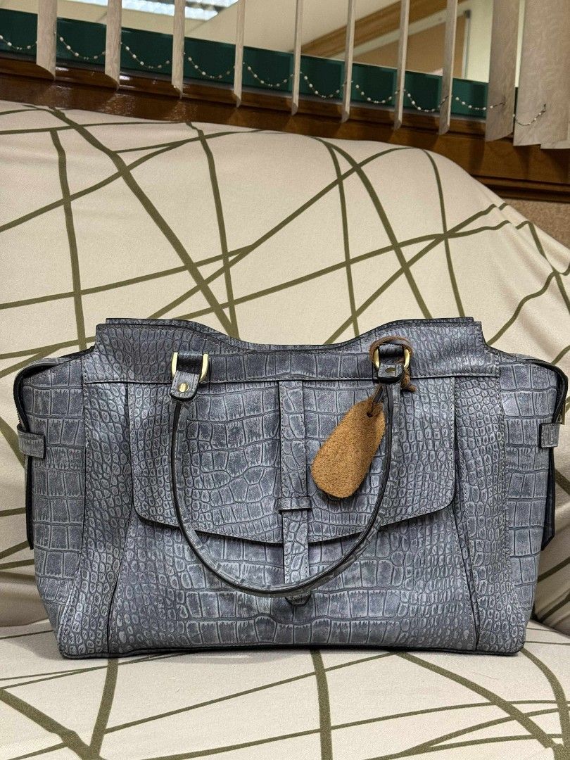 The Tannery Manila: Leather Bag (Category: Shoulder Bags) located in Manila. Submitted by hobbymo_koleksyon.ph (Listing ID 1396426079, Image 1). Description: Fresh from The Tannery Manila SM MOA Branch Complete with store receipt, dust bag and paper bag Material: Genuine cowhide leather, croc embossed Size: medium to large, could fit a 16-inch laptop, pouches, tablet, phone, tumbler and umbrella all at once (could even be a travel bag) Color: den