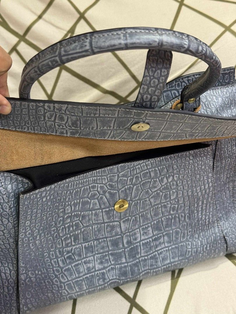 The Tannery Manila: Leather Bag (Category: Shoulder Bags) located in Manila. Submitted by hobbymo_koleksyon.ph (Listing ID 1396426079, Image 3). Description: Fresh from The Tannery Manila SM MOA Branch Complete with store receipt, dust bag and paper bag Material: Genuine cowhide leather, croc embossed Size: medium to large, could fit a 16-inch laptop, pouches, tablet, phone, tumbler and umbrella all at once (could even be a travel bag) Color: den