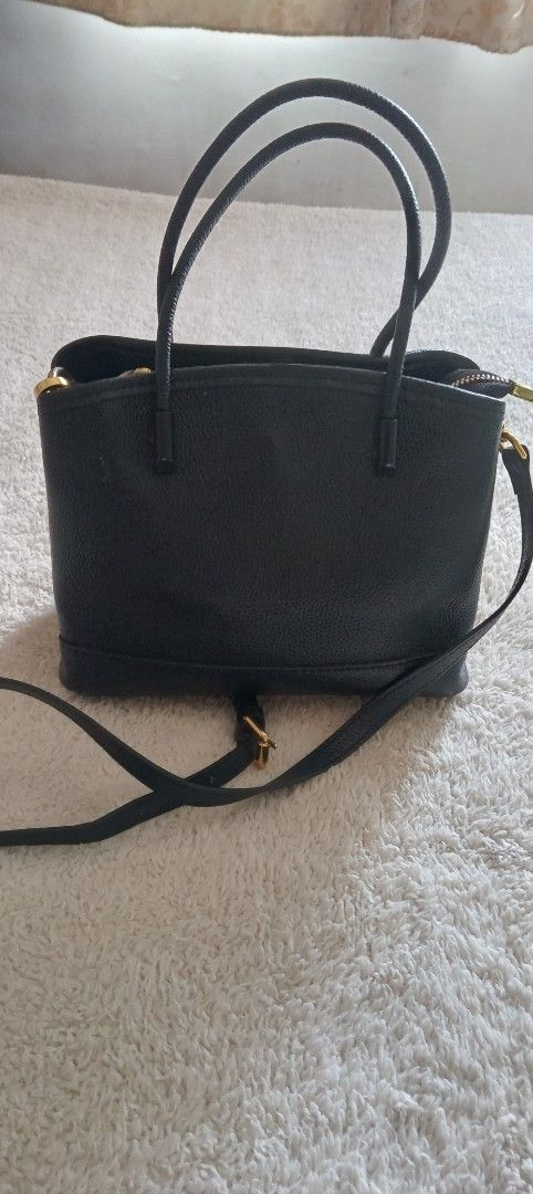 Two Way Black Leather Bag (Category: Shoulder Bags) located in San Fernando. Submitted by rizdgr (Listing ID 1396297418, Image 1). Description: - Black leather handbag - Top handle and detachable shoulder strap - Gold-colored hardware - Rectangular shape - Simple design - Suitable for everyday use Ship fee c/o buyer Pm me.