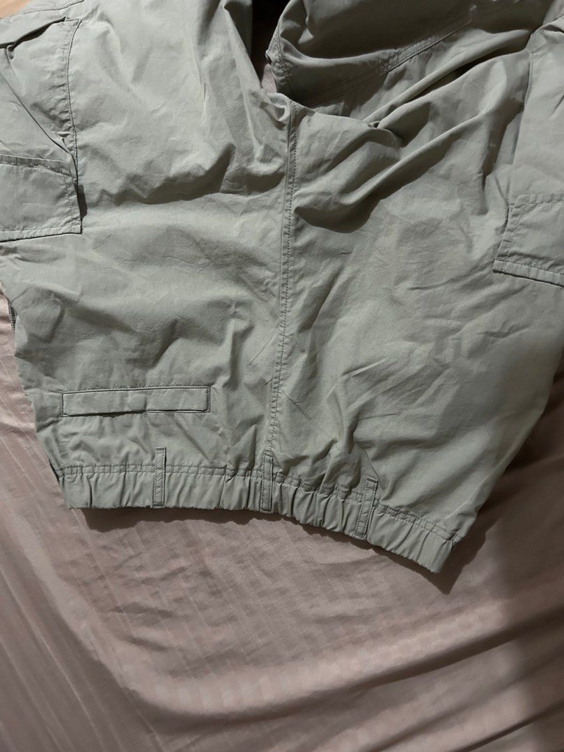 Uniqlo Cargo Pants (Category: Trousers) located in Makati City. Submitted by declutterwjn_ (Listing ID 1396460302, Image 2). Description: - Uniqlo Cargo Pants - Color: Light Green - Used just once cos it’s too big on me - Bought in Uniqlo Japan - Size medium men, will fit loosely for large-XL women.