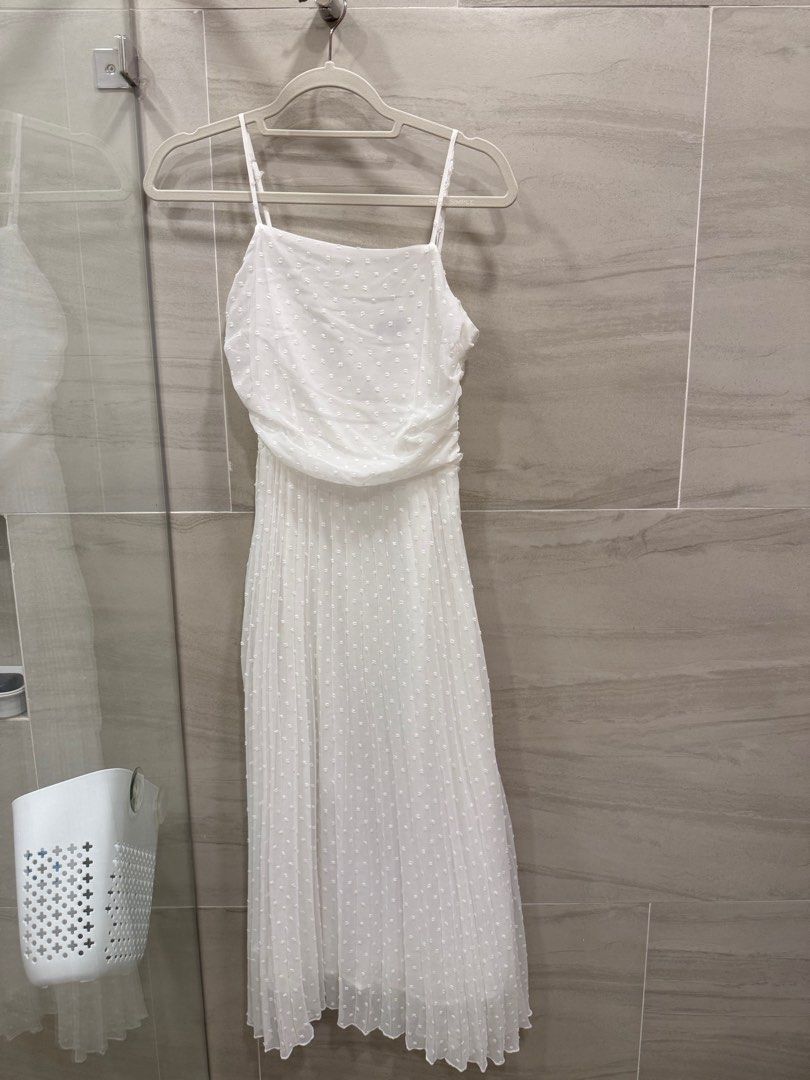 White Zalora Dress (Category: Dresses) located in Makati City. Submitted by l3.go (Listing ID 1396439894, Image 1). Description: .