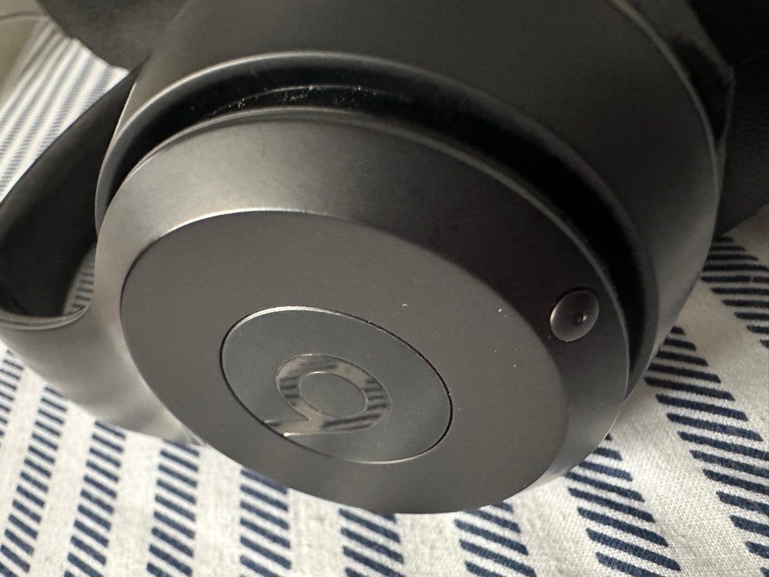 Beats Solo 3 (Category: Headphones & Headsets) located in Mandaluyong City. Submitted by czaristore (Listing ID 1396495551, Image 2). Description: *with minimal scratches *no box and charger .